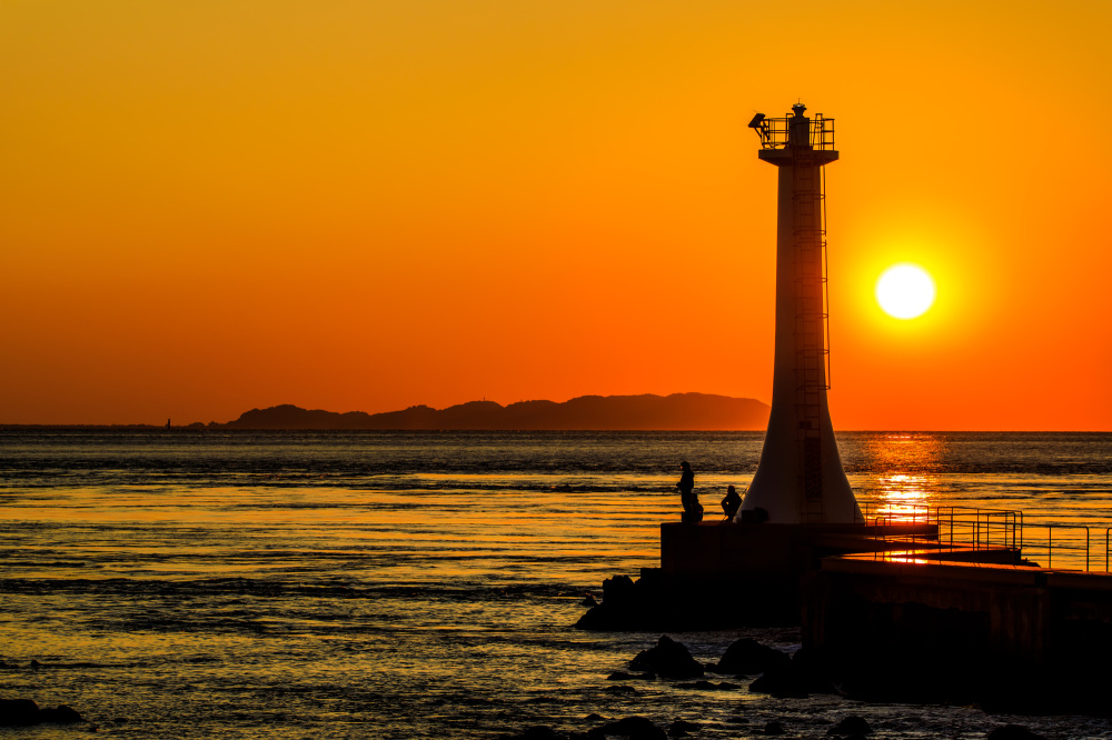 夕日と海が織りなす絶景に出会う