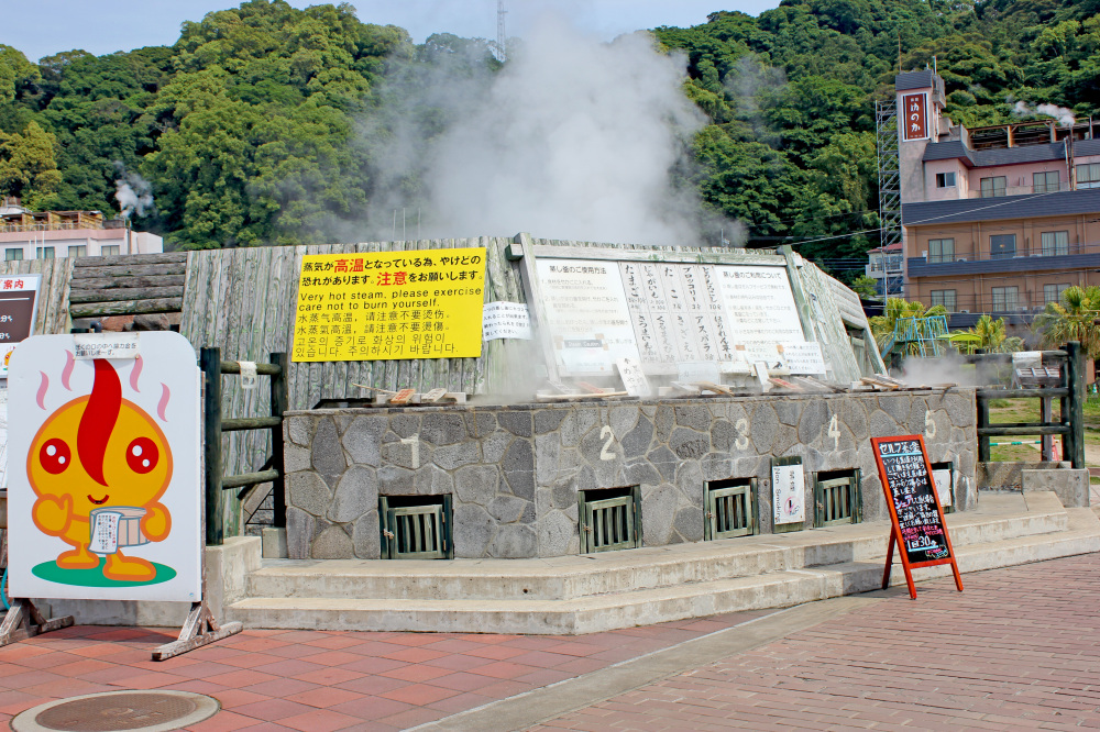 温泉のかまどで蒸し料理を体験！