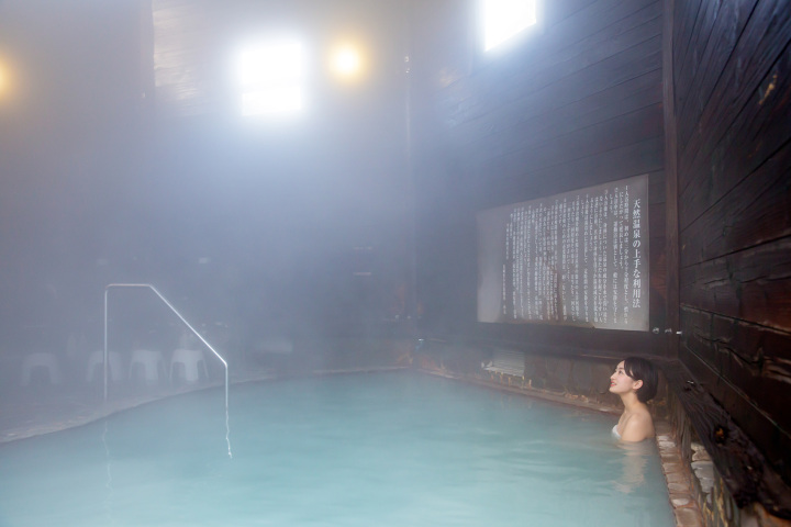 日帰り温泉とグルメを楽しむ!山と海の癒し旅コース